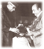 Rafi receiving Award from President Sanjiva Reddy
